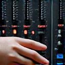 Tontechniker am Mischpult bei der Bearbeitung von Audiospuren