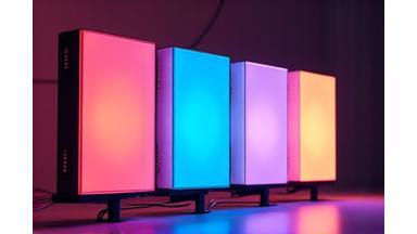Ein Set von modernen LED-Videoleuchten mit Farbfiltern